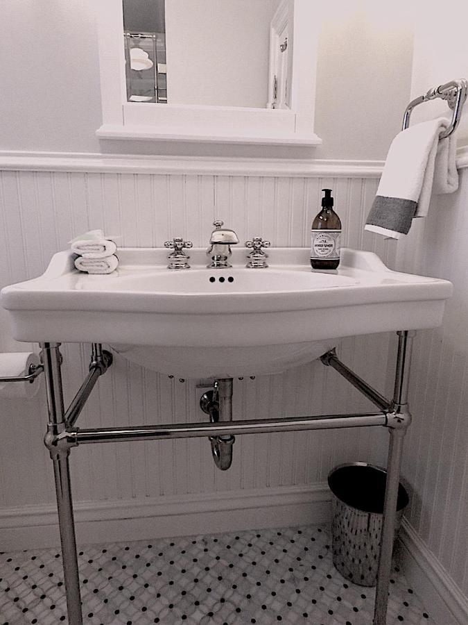 Garden Level Flat In 1885 Queen Anne Victorian Cottage In アラメダ エクステリア 写真